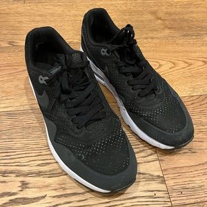 Nike Men’s Black Air Max 1s